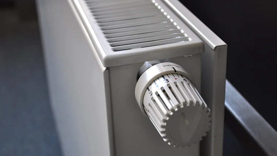 Ūdens apkures radiators ar termostatisko vārstu.
