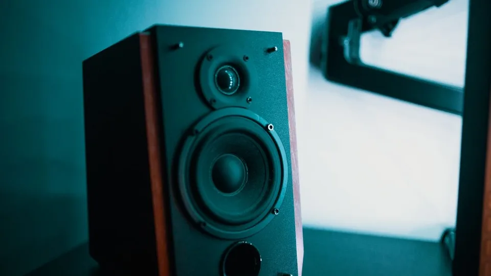 Tumšs mājas audio skaļrunis pie loga