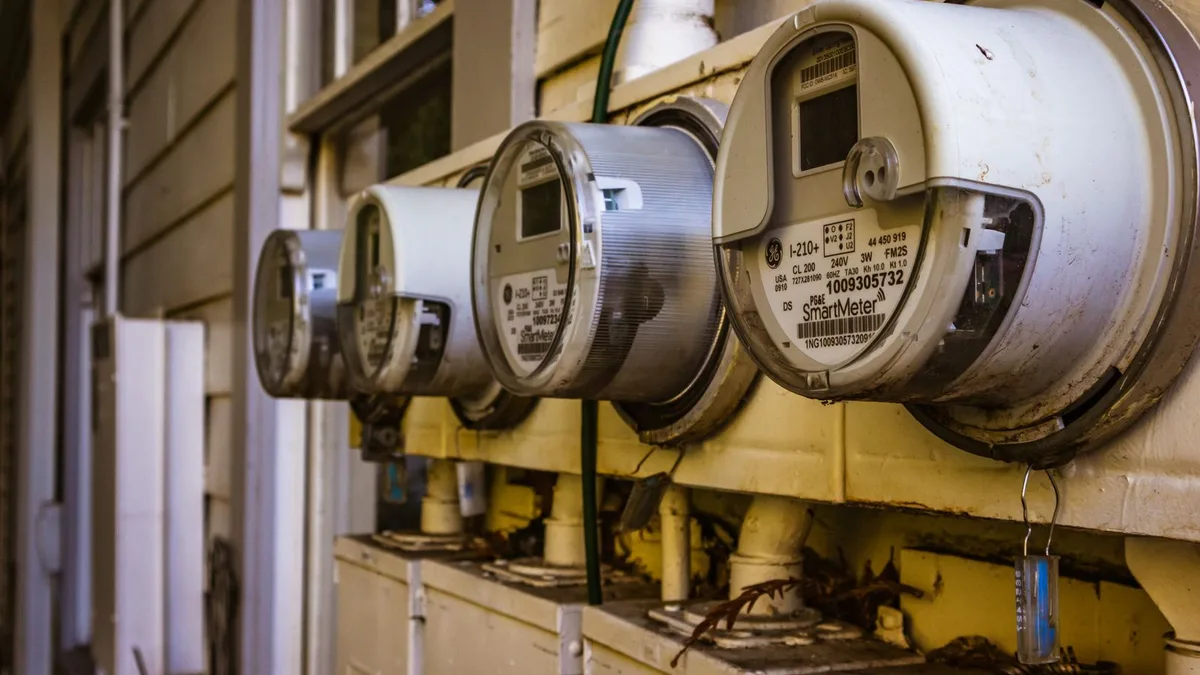 Elektrības skaitītāji uz ēkas sienas